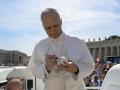 El Papa firma una bola de béisbol que le entregó un fiel