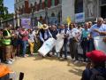 Manifestantes vacían sacos de cereal a las puertas del Ministerio de Agricultura, Pesca y Alimentación