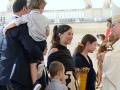 Una familia entrega las ofrendas al Papa León XIV durante la misa del Jubileo de las Familias, los Niños, los Abuelos y los Ancianos
