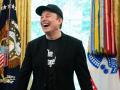 Elon Musk ríe durante una rueda de prensa con el presidente estadounidense Donald Trump