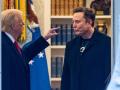 El presidente estadounidense Donald Trump y Elon Musk (der.) hablan en el Despacho Oval