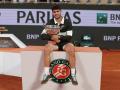 Carlos Alcaraz posa con la Copa de los Mosqueteros