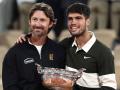 Carlos Alcaraz posa junto a Juan Carlos Ferrero con la copa de campeón de Roland Garros