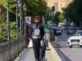 Patín circulando por la acera en Alcoy