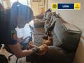 Un agente de la Policía Local de Valencia, rodeada de gatos.