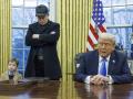 Fotografía de archivo del 11 de febrero de 2025 del empresario sudafricano Elon Musk (c) y su hijo (i) junto al presidente de Estados Unidos, Donald Trump (d), durante un encuentro con medios de comunicación en el Despacho Oval de La Casa Blanca