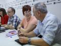 La diputada, Águeda Micó (2ª d) conversa con el portavoz parlamentario, Joan Baldoví (d), durante la comisión ejecutiva de Compromís