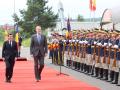 El Rey y el presidente de Rumanía, Nicușor Dan, a su llegada al Joint National Training Center (JNTC) de Cincu, centro de entrenamiento en Rumanía en el que se encuentran unidades militares de España y otros países de la OTAN