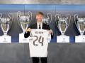 Dean Huijsen posa con la camiseta del Real Madrid