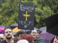 Un cartel de protesta durante una manifestación organizada por los sindicatos de enseñanza en Oviedo