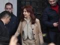 La expresidenta de Argentina Cristina Fernández saluda a simpatizantes este martes