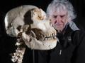 El director científico de Atapuerca, Juan Luis Arsuaga, posa con un cráneo humano