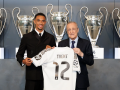 Florentino Pérez y Alexander-Arnold, en la presentación del inglés como jugador del Real Madrid