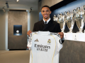 Alexander Arnold posa con la camiseta del Real Madrid en su presentación
