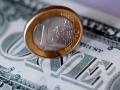 Moneda de euro y billete de dólar