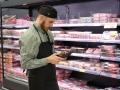 Trabajador de Mercadona en la carnicería.