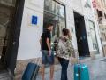 Imagen de dos turistas en la ciudad de Valencia.