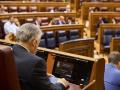Santos Cerdán leyendo el informe de la UCO en el Congreso