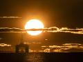 (Foto de ARCHIVO)
27 April 2020, Scotland, Kirkcaldy: The sun rises behind a redundant oil platform moored in the Firth of Forth near Kirkcaldy. Photo: Jane Barlow/PA Wire/dpa

27/4/2020 ONLY FOR USE IN SPAIN