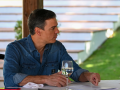 Pedro Sánchez con una copa de vino en la finca de Quintos de Mora, en Toledo