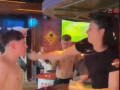 Un cliente del bar de Benidorm que ha pagado por recibir un tortazo