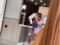 La turista británica lanza un servilletero al personal de la hamburguesería de Benidorm
