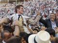 El torero Borja Jiménez y el ganadero Victorino Martín hijo salieron a hombros tras la corrida en memoria de Victorino Martín