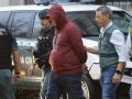 Efectivos de la Guardia Civil trasladan al presunto asesino de Elisa Abruñedo, asesinada hace diez años en Cabañas, a su vivienda de Narón para hacer un registro, este martes