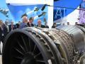 El primer ministro francés François Bayrou (C) en el Salón Internacional de la Aeronáutica y el Espacio