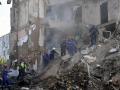 Rescatistas ucranianos buscan supervivientes en los escombros de un edificio de Kiev