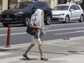 Una mujer se protege del sol este martes en Murcia