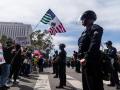 Un grupo de manifestantes contra las redadas de inmigración y policías de Los Ángeles