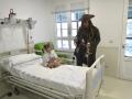 Johnny Depp sorprende a los niños con cáncer encarnado como el capitán Jack Sparrow