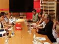 El presidente de la CEE, a la derecha, reunido con diputados del PSOE
