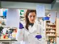 Una mujer trabajando en un laboratorio