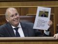 El portavoz del PP en el Congreso, Miguel Tellado, sujetando la noticia de El Debate