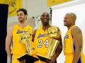 Pau Gasol, junto a Kobe Bryant y Derek Fisher junto a dos trofeos de la NBA