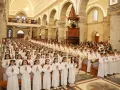 Los niños, perfectamente vestidos para recibir la Eucaristía por primera vez
