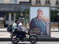 Un cartel del comandante del Cuerpo de la Guardia Revolucionaria Islámica (CGRI) iraní, Hossein Salami, asesinado tras los ataques israelíes contra objetivos en Irán, se exhibe en una plaza de Teherán