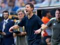 Xabi Alonso da órdenes a sus jugadores en el partido ante Al-Hilal