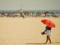Bañistas en la playa de la Malvarrosa (Valencia)