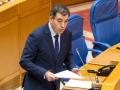 El conselleiro de Educación, Ciencia, Universidades e FP, Román Rodríguez, responde a una pregunta en el pleno del Parlamento de Galicia.