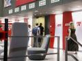 Los agentes de la UCO entrando en la sede nacional del PSOE este viernes