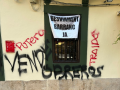 Imagen de pintadas contra Pedro Sánchez y el PSOE por la corrupción, en la sede del partido en Aldaia, Valencia