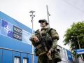 Un soldado custodiando el Foro Mundial, lugar de la cumbre de la OTAN
