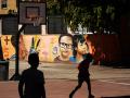 Niños en el patio de un centro escolar de Málaga