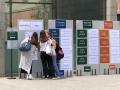 Estudiantes consultan sus tribunales de las PAU en la UPF de Barcelona, en una imagen de archivo