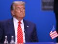 El presidente de Estados Unidos, Donald Trump, observa el inicio de una cumbre de líderes de la OTAN en La Haya, Países Bajos