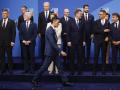 Pedro Sánchez se dirige hacia su lugar en la foto de familia