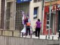 Arrancan los carteles contra el "machismo socialista" en la sede del PP en Santiago